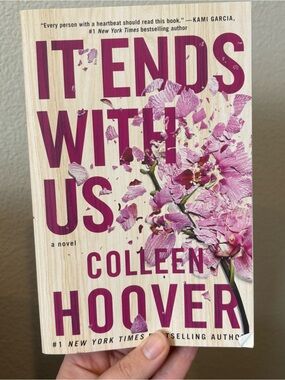 Paperback It Ends With Us - Colleen Hoover